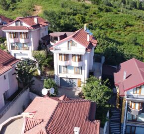 ACİL EMLAKTAN DÖRT MEVSİM VİLLALARINDA  DENİZ MANZARALI SİTE İÇERİSİNDE 5+1 VİLLA