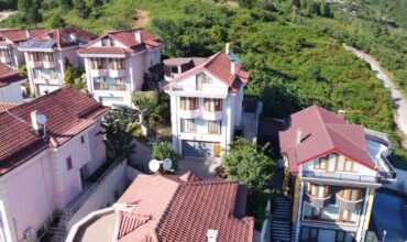 ACİL EMLAKTAN DÖRT MEVSİM VİLLALARINDA  DENİZ MANZARALI SİTE İÇERİSİNDE 5+1 VİLLA