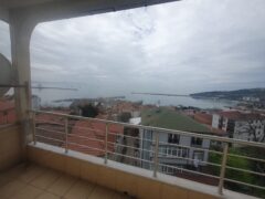 ACİL EMLAK’TAN AKARCA MAHALLESİNDE DENİZ MANZARALI KİRALIK DAİRE