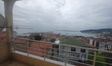 ACİL EMLAK’TAN AKARCA MAHALLESİNDE DENİZ MANZARALI KİRALIK DAİRE