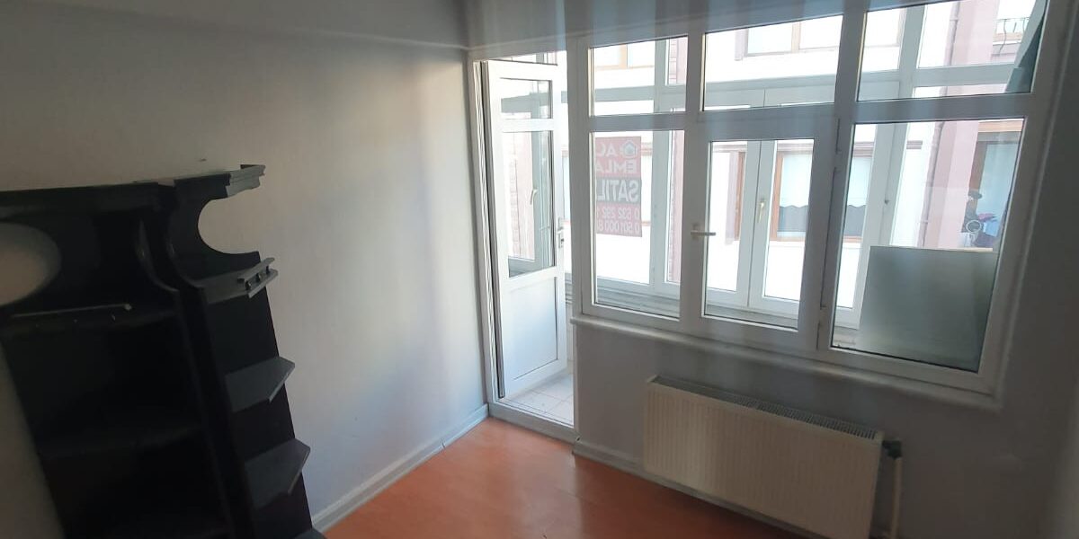 ACİL EMLAKTAN YALI CADDESİNDE   1+1 SATILIK DAİRE