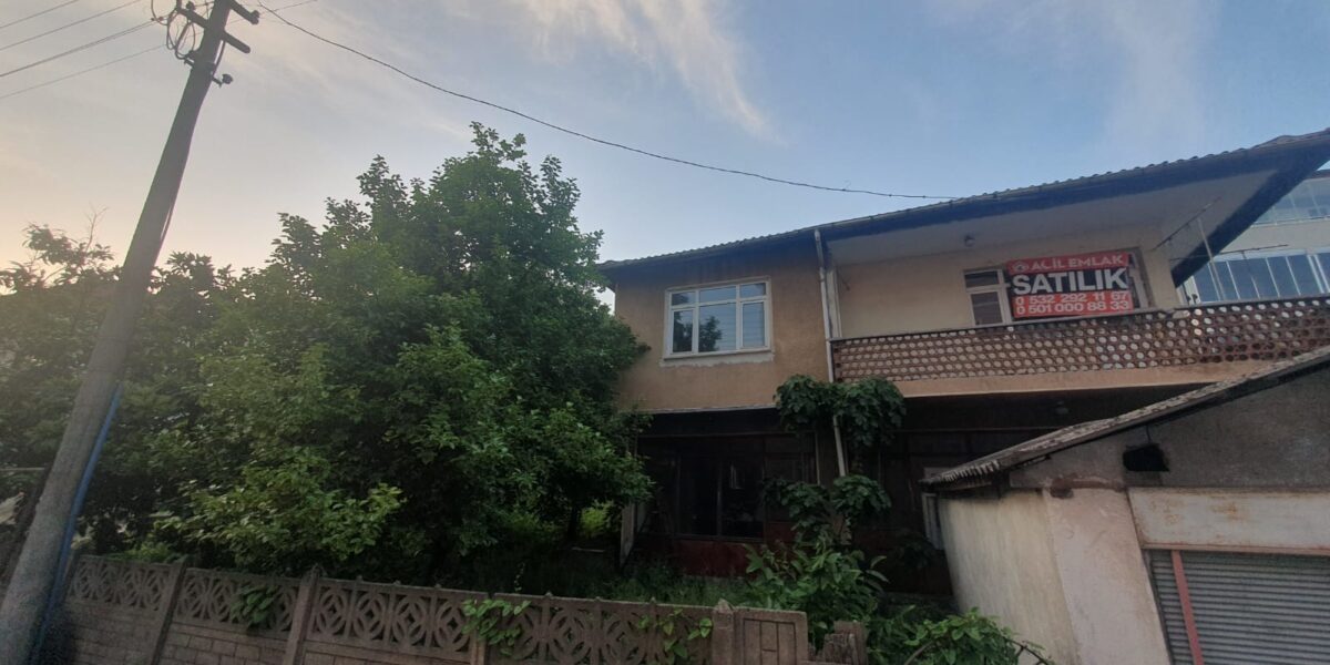 ACİL EMLAKTAN SARIKORKMAZ MAHALLESİNDE BAHÇELİ MÜSTAKİL EV
