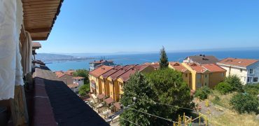 ACİL EMLAK’TAN DENİZ MANZARALI EŞYALI KİRALİK 2+1 DAİRE